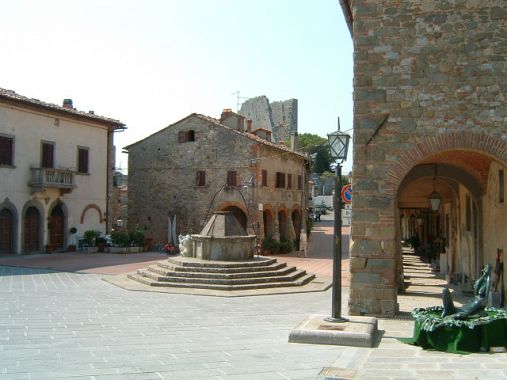La piazza antistante la chiesa di Santa Maria Assunta, oggi intitolata a don Alcide